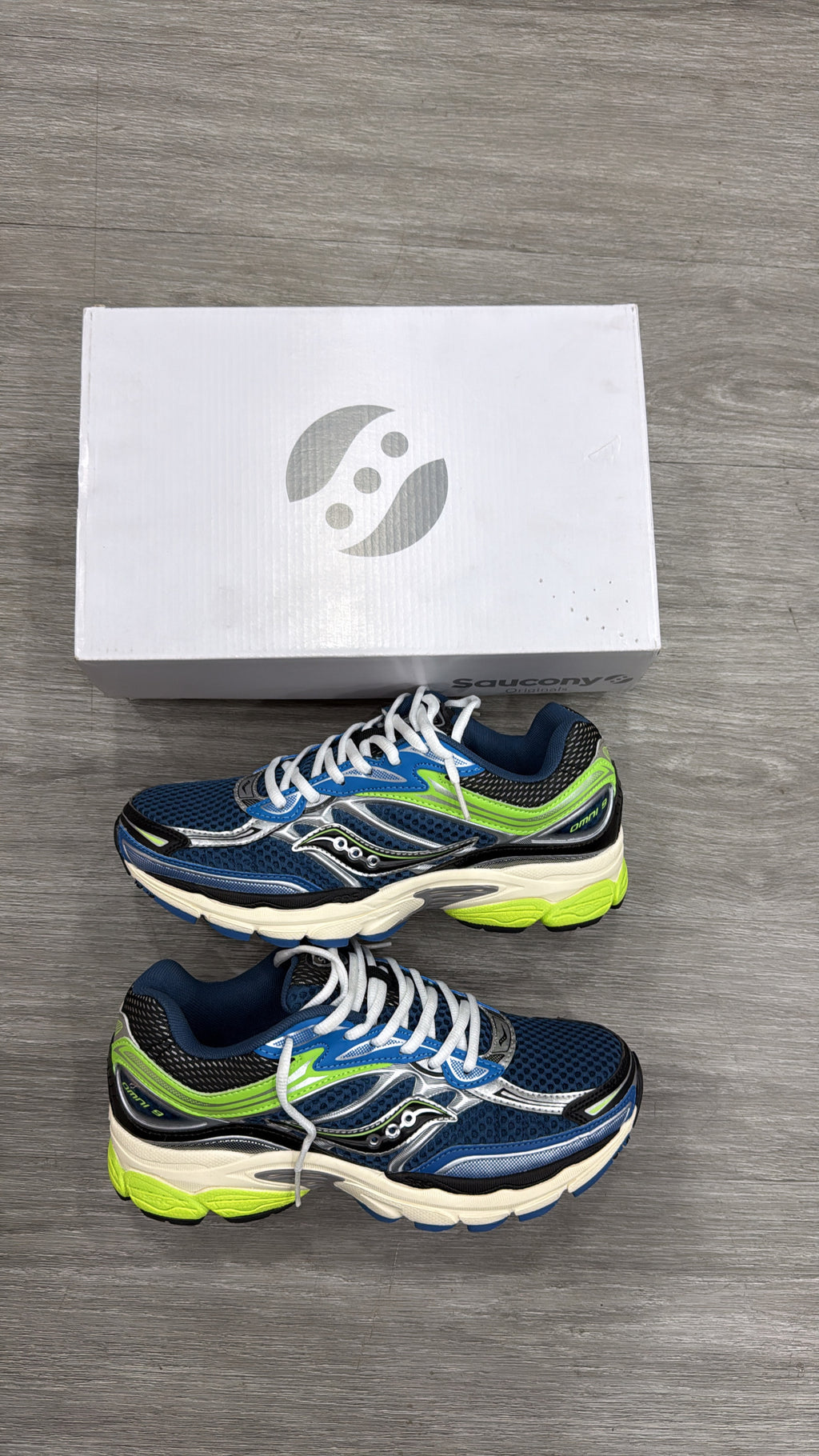 Saucony Omni 9
    Couleur : Bleu / Vert fluo / Argenté