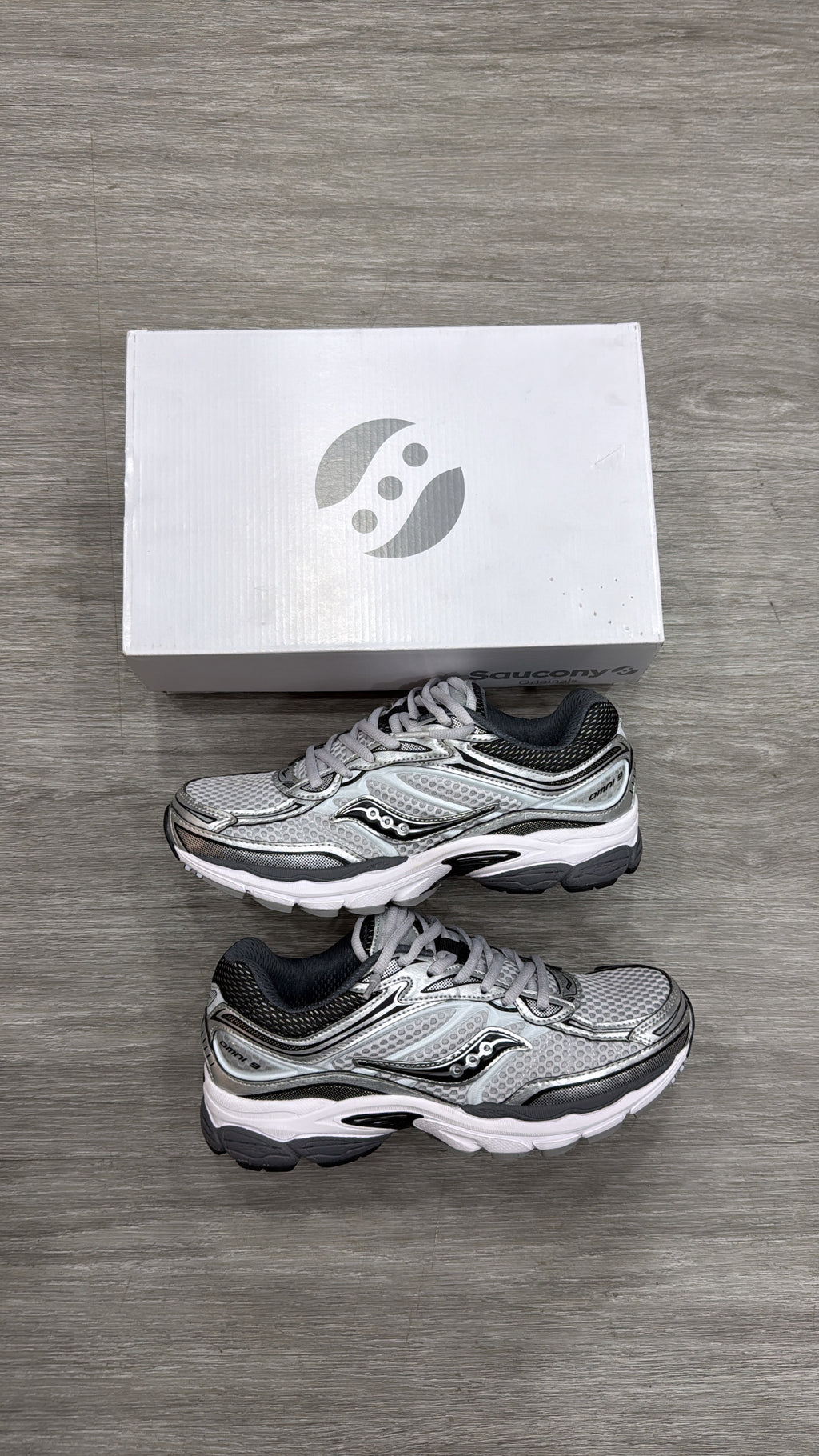 Saucony Omni 9 – Gris argenté / Blanc / Noir