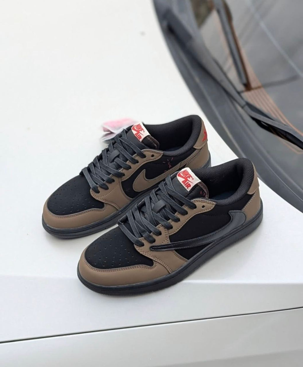 Travis Scott marron noir