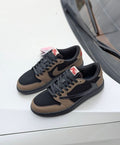 Travis Scott marron noir